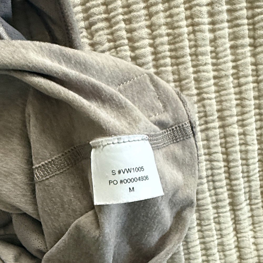 Vuori Gray Crop Top - Picture 5 of 5